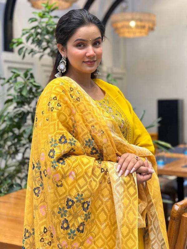 VP 9800 Y Utsav Yellow Silk Blend Kurta Set